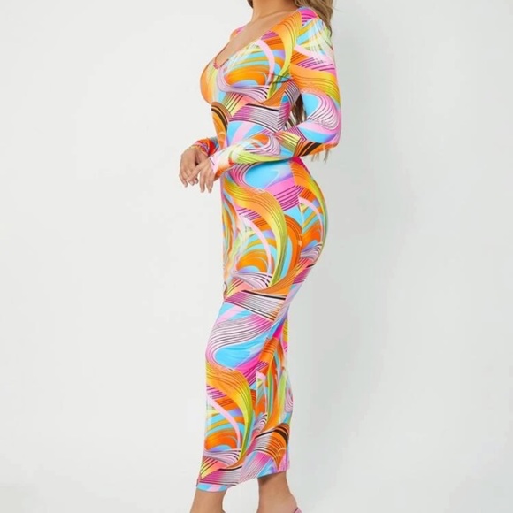 NEW INVENTORY 🎉🎉HOST PICK🎉🎉🔥Allover Print V Neck Body-con Dress🔥 - Picture 5 of 5